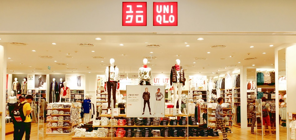 uniqlo photo booth  Store design interior Fashion retail interior Retail  design