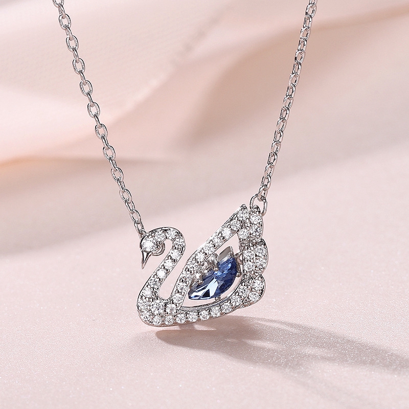 Rất nhiều mẫu trang sức Swarovski đang được sale trong dịp nghỉ lễ này