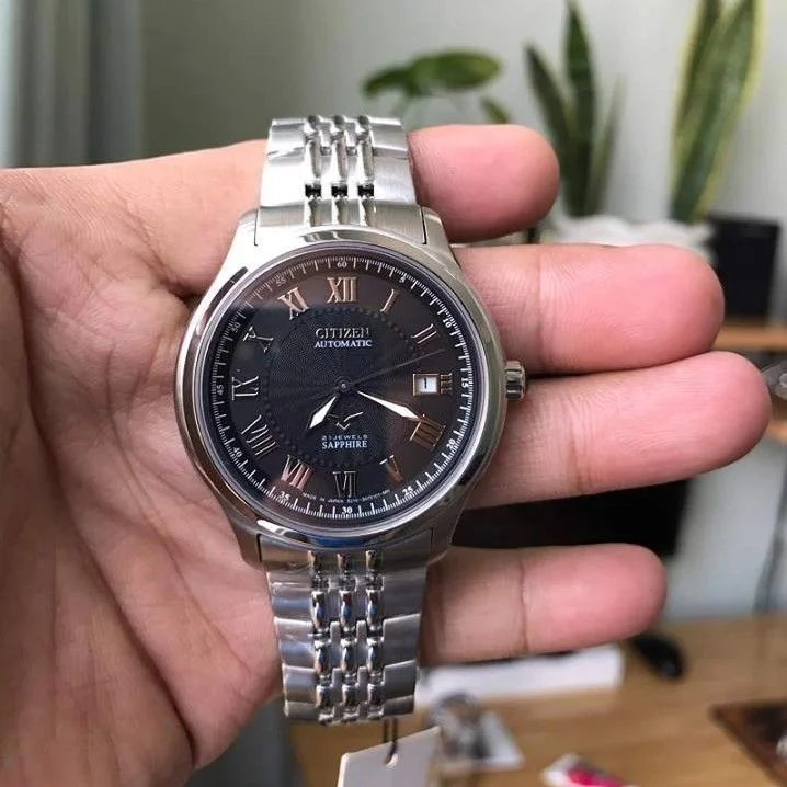 Citizen NJ2166-55E đẹp hoàn hảo dưới mọi góc nhìn.