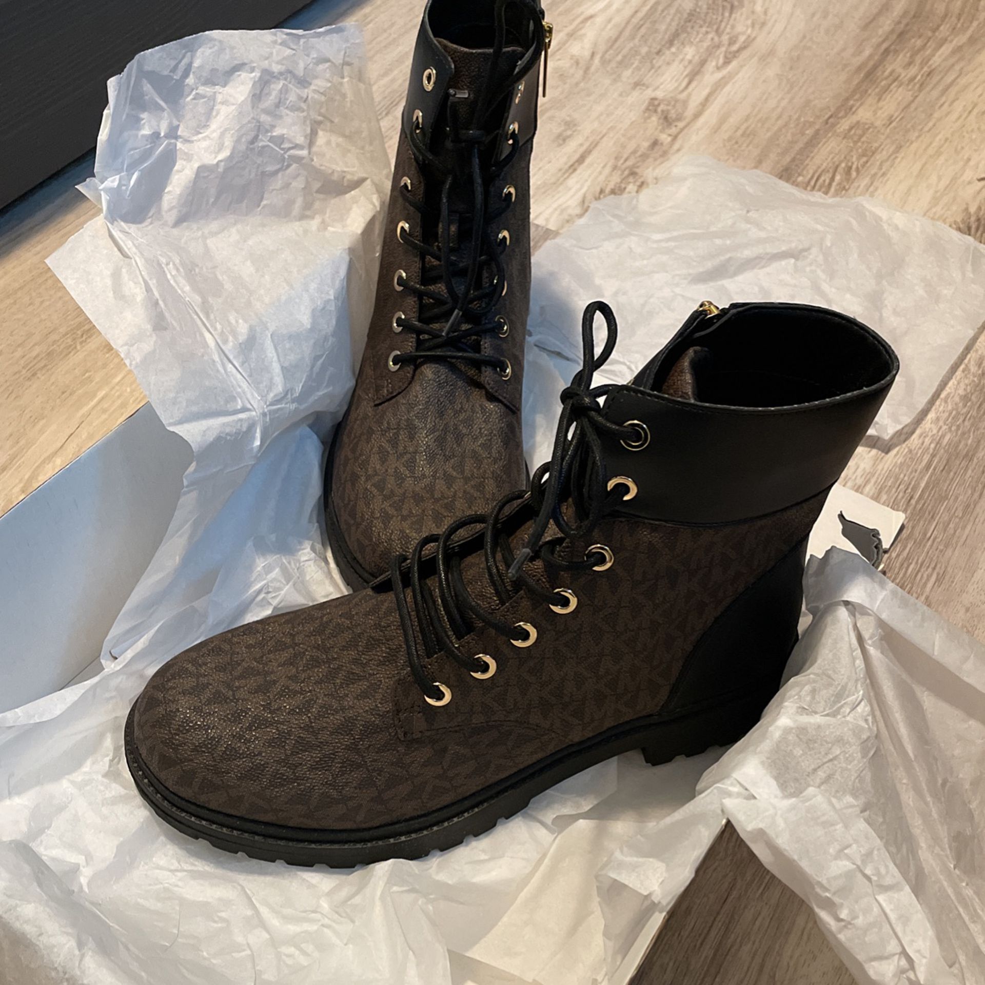 Boot Michael Kors nổi tiếng bởi độ bền và chất liệu da cao cấp. 