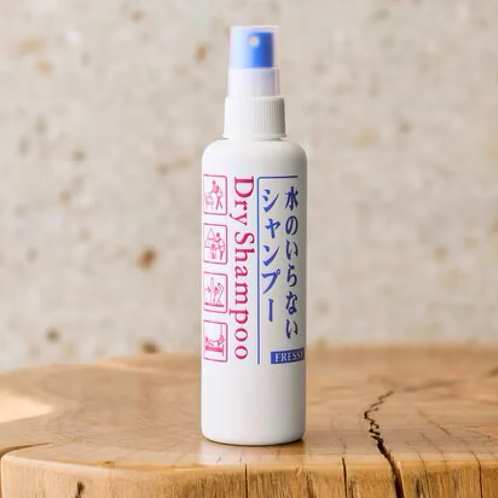Dầu gội khô Shiseido Fressy giúp hút dầu thừa trên tóc và khử mùi cực kỳ hiệu quả.