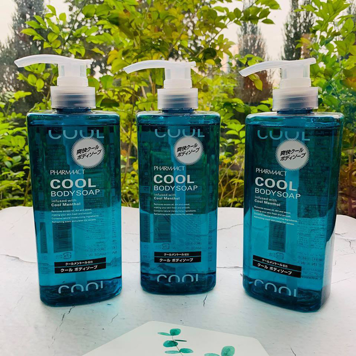 Pharmaact Cool Body Soap có chứa dầu tràm và bạc hà khử mùi rất tốt