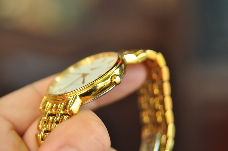 Chất liệu vỏ, kính đồng hồ